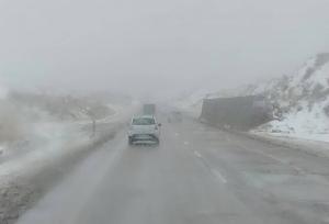 بارش برف و باران در ۱۰ محور مواصلاتی فارس/ تجهیزات زمستانی همراه داشته باشید