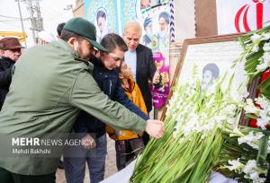 بیت امام خمینی (ره) در شهر قم گلباران شد