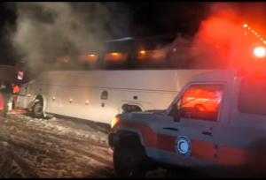 امدادرسانی به ۲۳ خودروی گرفتار در برف در محورهای مواصلاتی تکاب