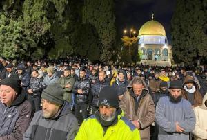 حضور ده‌ها هزار فلسطینی در مسجدالاقصی با بی‌اعتنایی به تهدیدات تل‌آویو