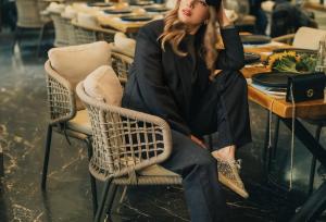 استایل پاییزی متین ستوده با کلاه کپ و کت‌شلوار