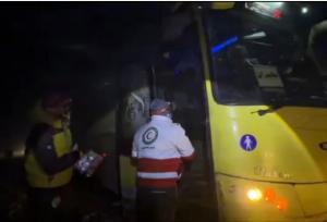 توزیع بسته‌های اضطراری میان مسافران گرفتار در برف و کولاک محور چالدران