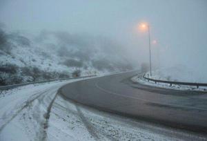 آغاز بارش‌ها در چهارمحال و بختیاری / محورهای کوهستانی لغزنده‌اند