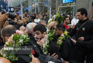 استبقال باشکوه از ملی پوشان کشتی آزاد؛ مردم سنگ تمام گذاشتند