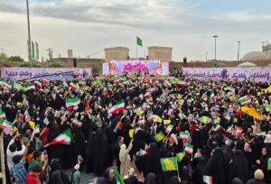 قرائت دسته جمعی سوره کؤثر توسط داوران برنامه محفل در جمع دختران قمی
