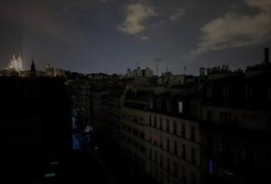 گزارش‌های تاییدنشده از قطعی گسترده برق در پاریس/ شهر نور خاموش شد
