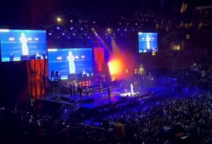 خانم گوگوش! اون چه کاریه؟ اوووون چه کاریه؟