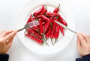غذاهای تند به سوزش سر دل، معده درد یا اسهال منجر می شود