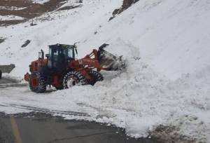 ریزش بهمن در جاده روستایی وارنگه‌رود کرج