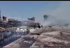 تصاویری از میزان خسارت در حادثه آتش سوزی کشتی حامل متانول در بندر دیر