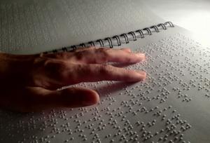 مسئول بخش نابینایان کتابخانه مرکزی یزد:ناشران برای به روزرسانی منابع بریل همکاری کنند