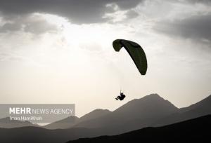 تصاویری از لحظه امدادرسانی به «رضاامیرخانی» پس از سقوط «پاراگلایدر»