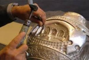 قلمی که بر جان فلز می‌نشیند؛ روایتی از هنر کهن قلم‌زنی در اصفهان