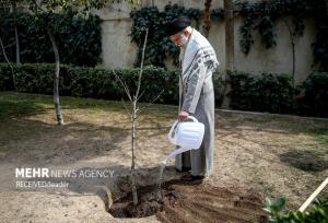 کاشت نهال توسط مقام‌معظم‌رهبری برای همگان الگو است