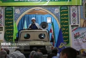 ایراد خطبه‌های نماز جمعه خورموج روی لندکروز جنگی