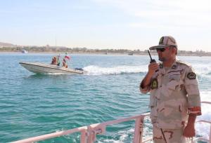 امداد رسانی مرزبانان میناب به پراید گرفتار شده در ساحل