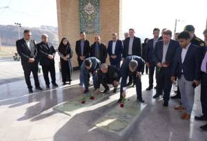 ادای احترام وزیر میراث‌فرهنگی به مقام شامخ شهدای گمنام پلدختر 