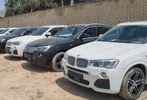 کشف ۱۴ خودروی BMW قاچاق در یک ساختمان مسکونی در غرب تهران