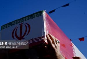 تشییع پیکر شهدای گمنام بر دوش خادمان امام رضا(ع)