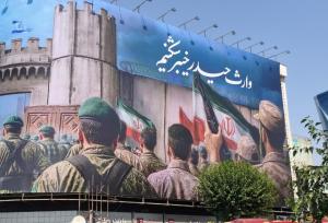 دیوارنگار بزرگ میدان انقلاب جلب توجه کرد