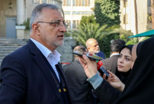 توجیه عجیب زاکانی درباره چمن‌کاری میدان آزادی