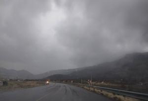 بارش برف و باران در ۱۳ محور مواصلاتی فارس/ تردد در همه راه‌ها برقرار است