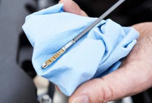 این خطاها در اندازه‌گیری روغن موتور را جدی بگیرید