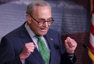 شومر: ترامپ آمریکا را به سمت یک جنگ پرهزینه دیگر می‌کشاند