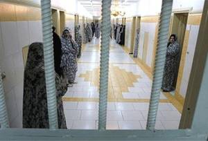 گفت‌وگوی بهروزآذر با زنان بازداشت‌شده اغتشاشات اخیر در زندان قرچک