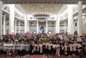 اجتماع بانوان زینبی فارس؛ندای لبیک به رهبری صحن حرم شاهچراغ را فراگرفت