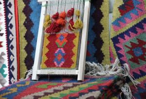 تندیس زنان هنرمند گلیم‌بافی عنبران رونمایی می‌شود
