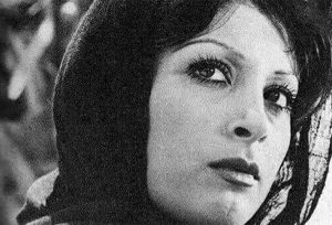 مرجان با لباس عروسی کنار ناصر ملک‌مطیعی در سال ۵۳