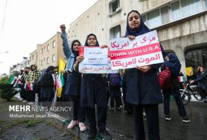 آغاز راهپیمایی ۱۳ آبان در قزوین با حضور مردم و دانش‌آموزان