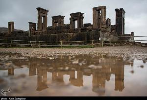 زمین زیر پای تاریخ ایران خالی می‌شود؛ فرونشست زمین در تخت جمشید، نقش جهان و آرامگاه کوروش!