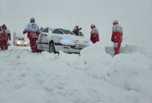 ۷۸۰ خودرو گرفتار در برف جاده های آذربایجان‌غربی امدادرسانی شدند