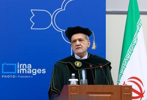 ژست‌های جالب پزشکیان در لباس دکترای افتخاری