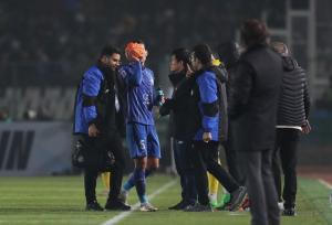 ناراحتی هواداران استقلال از بازیکنان/ بطری آب سهم آبی‌ها شد