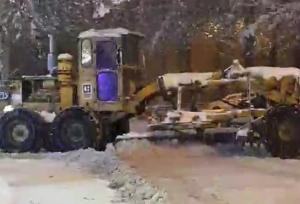 برف‌روبی و نمک‌پاشی مستمر در خوانسار با آماده‌باش کامل نیروها