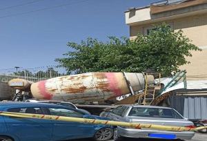 برخورد میکسر بتن با ۳ خودرو در سعادت‌آباد تهران