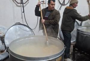 ۷۰ سال حلیم پزی شب نیمه شعبان در روستای ده زیار کرمان