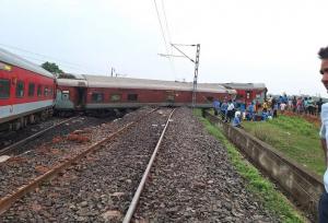 خروج قطار مسافربری از ریل در هند/ ۲۲ نفر کشته و مصدوم شدند