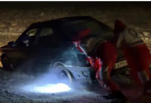 امدادرسانی به مسافران وخودروهای گرفتار در کولاک ‌در آذربایجان غربی