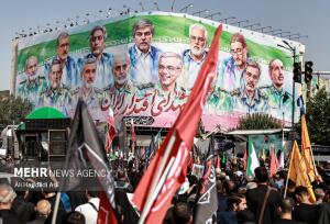 حضور وزیر اقتصاد در مراسم تشییع شهدای اقتدار ایران