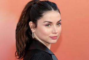 پوشش غیرمنتظره آنا دِ آرماس با عبا و روسری!