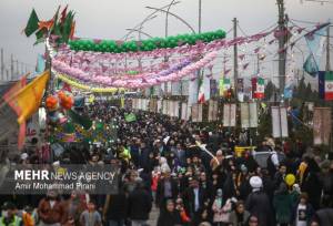 پیاده روی زائران در روز نیمه‌شعبان به سمت مسجد جمکران