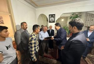 وزیر صمت با خانواده شهیدان «محمد و انور خوشنود» در سنندج دیدار کرد
