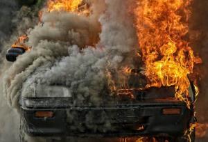 واژگونی و آتش سوزی یک سواری در محور نیکشهر - ایرانشهر جان ۳نفر را گرفت