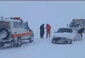 ۱۲۰ مسافر گرفتار در برف و کولاک در گردنه مائین بلاغ امدادرسانی شدند