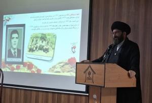 آزادگان نماد ایثار و استقامت هستند