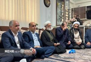شهدا و خانواده‌هایشان ستون‌های استوار انقلاب اسلامی هستند